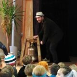 Het winterfeest op de vrijeschool in Wageningen start met het luiden van de Waldorf100 Klok