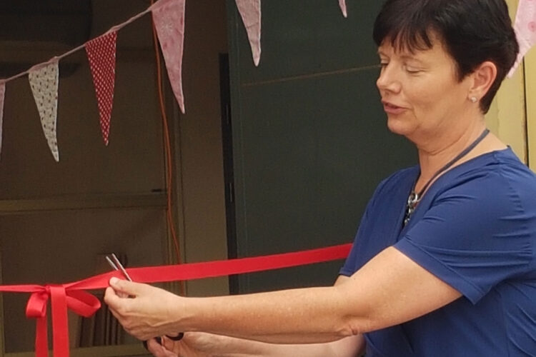 Foto: Wethouder van Onderwijs Roelie Bosch opent nieuwe locatie van de vrijeschool in Almere