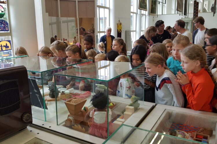 Onder grote publieke belangstelling verrichte Rian van Dam, voorzitter van de Vereniging van vrijescholen, de openingshandeling