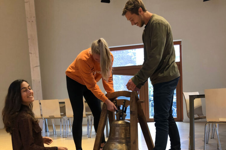 De drie jongste collega's luidden de  eeuwklok van de vrijeschool